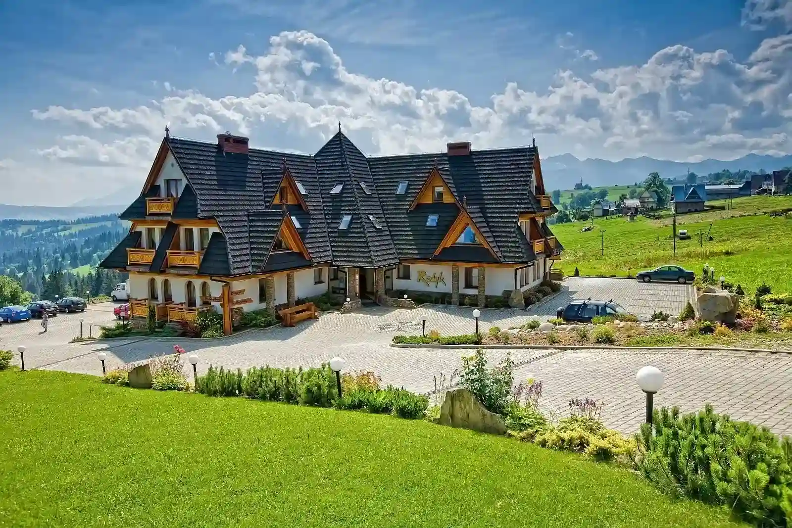 Hotel Redyk talvella Tatra-vuorten näkymällä
